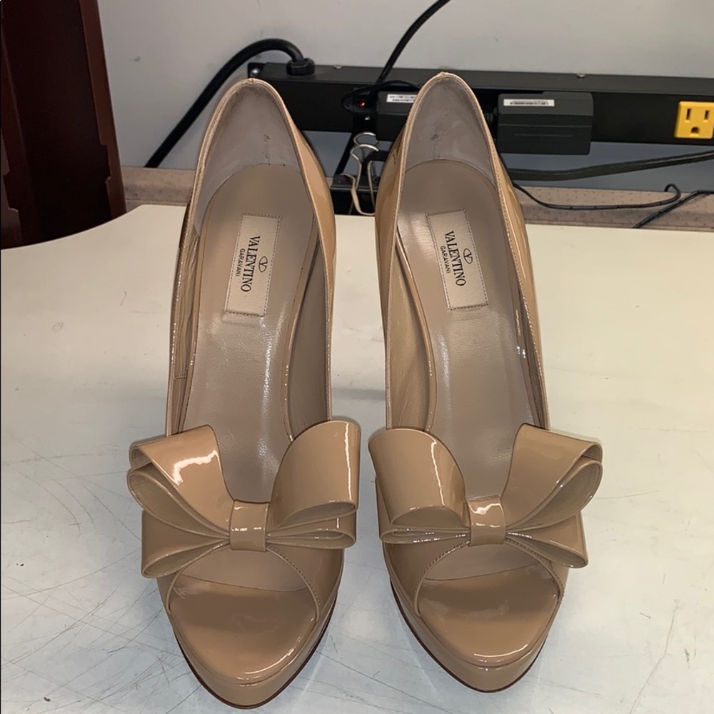 Valentino Garavani Nude Patent Leather Bow Peep-Toe Pumps